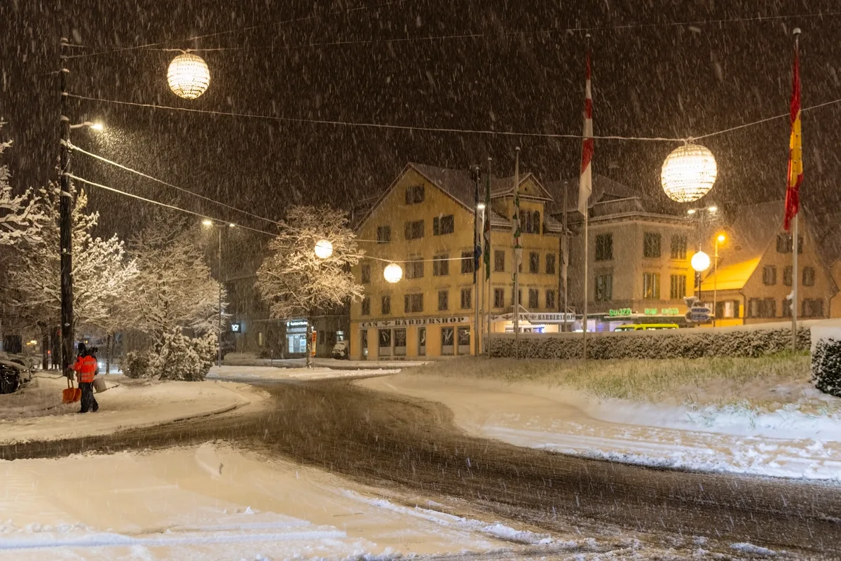 Der Schein trügt am Nüsslikreisel. So wenig Verkehr an diesem Knotenpunkt gibt es nur, wenn selbiger auf der Autobahn kollabiert. Die Weihnachtsbeleuchtung in Uster erhellt wieder die Winternächte.